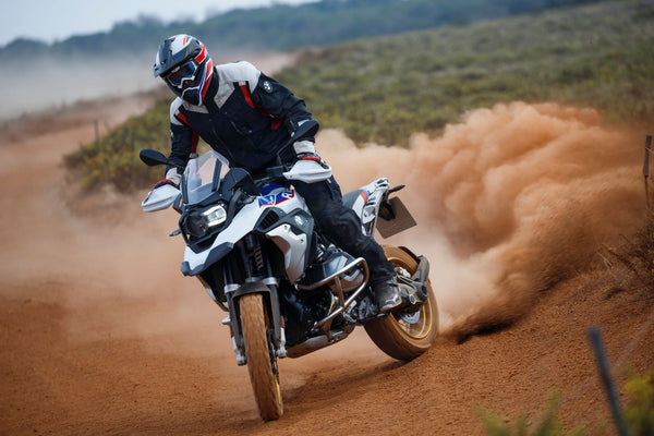 Comment piloter de grosses motos d'aventure dans le sable [5 conseils].